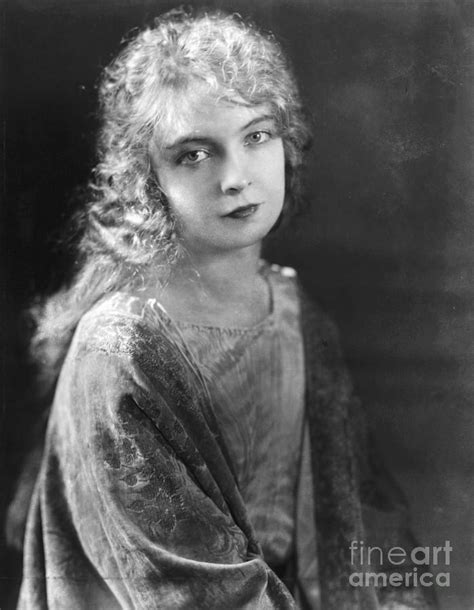 The Shadow of the Past: A Mystery-Shrouded Family Drama Featuring Silent Film Icon Lillian Gish!